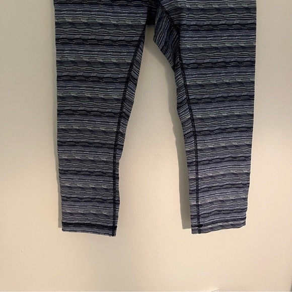 Lululemon athletica blue pattern slightly cropped yoga pants in size 8 - Picture 3 of 8